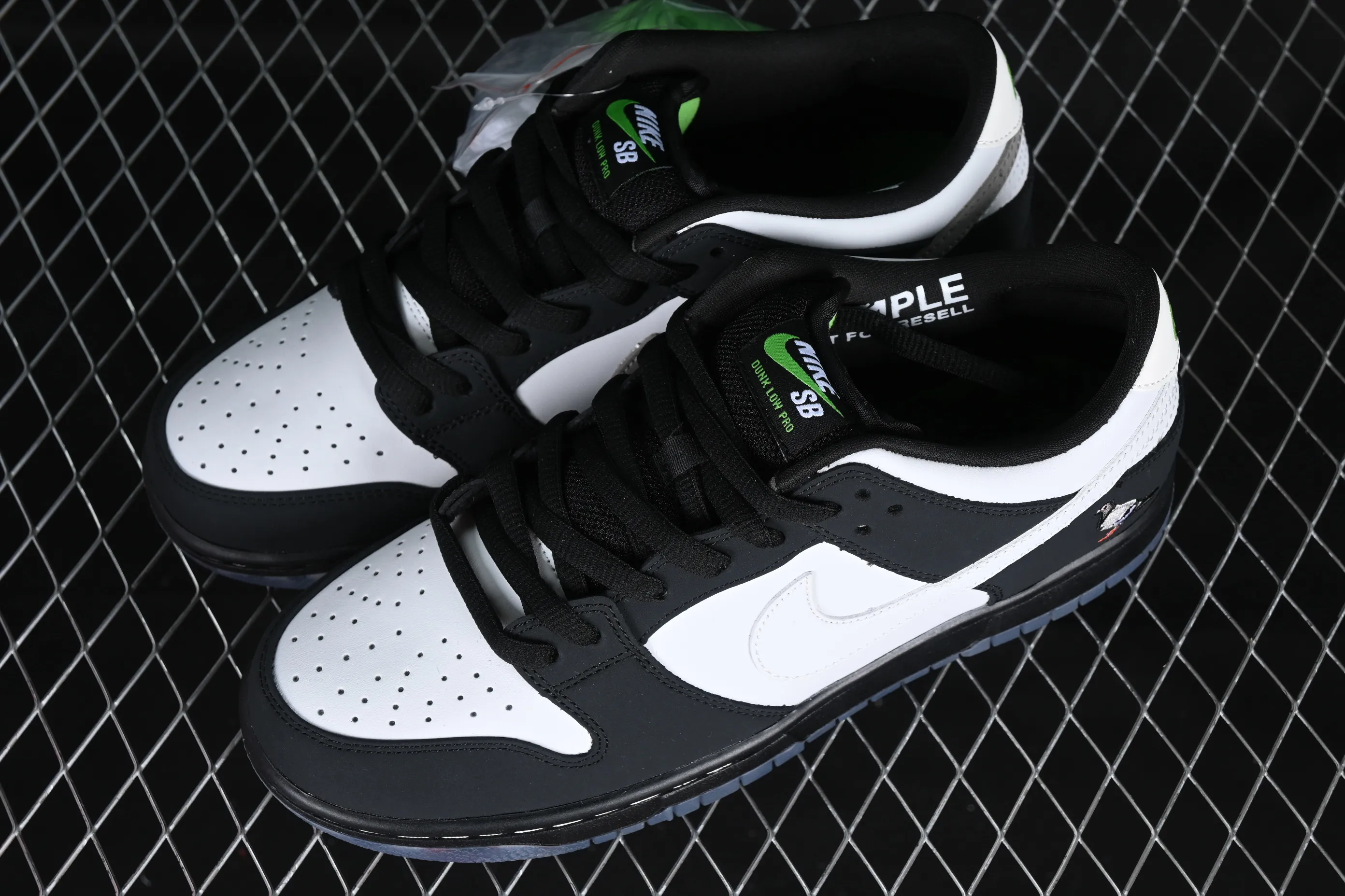 All Categories Nk SB Dunk Series Nk SB Dunk Low Low-top Sneakers K Version Jeff Staple x Nk SB Dunk Low "Pigeon" 3.0 Black and White Panda Pigeon Low-top Classic Versatile Casual Sports Sneakers BV1310-013